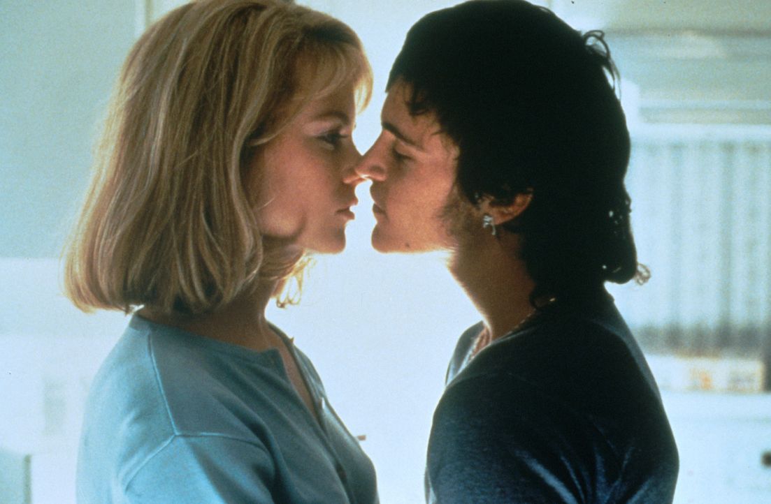 Ihr junger Lover Jimmy (Joaquin Phoenix, r.) soll Suzanne (Nicole Kidman, l.) einen ungewöhnlichen Liebesbeweis erbringen ... - Bildquelle: Columbia Pictures