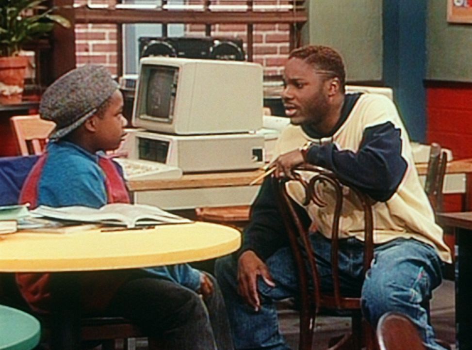 Rahem (Edwin Maldonado, l.) erzählt Theo (Malcolm-Jamal Warner, r.), dass er die Nachmittagsgruppe verlassen und einen Job suchen wird. - Bildquelle: Viacom