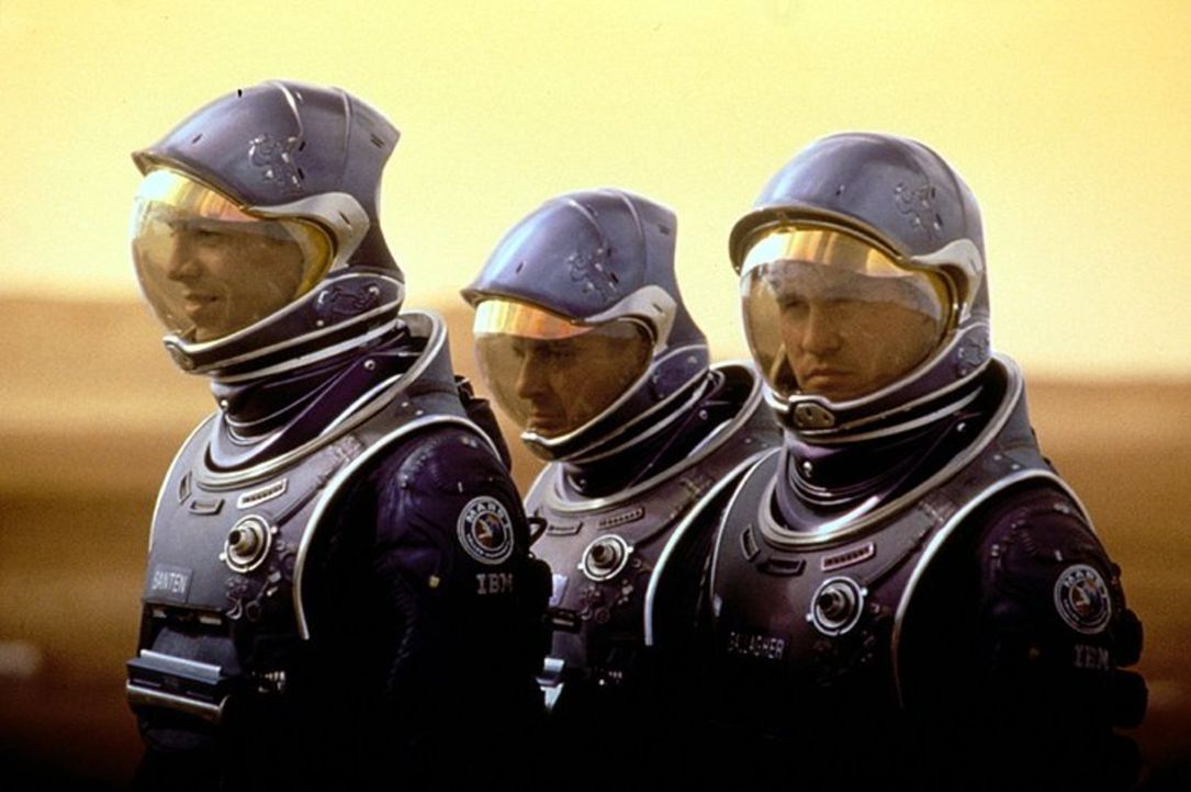 Wurden für eine wichtige Mission auf den Mars gesandt: die Astronauten Ted Santen (Benjamin Bratt, l.), Dr. Bud Chantilas (Terence Stam, M.) und Rob... - Bildquelle: Warner Bros. Entertainment Inc.