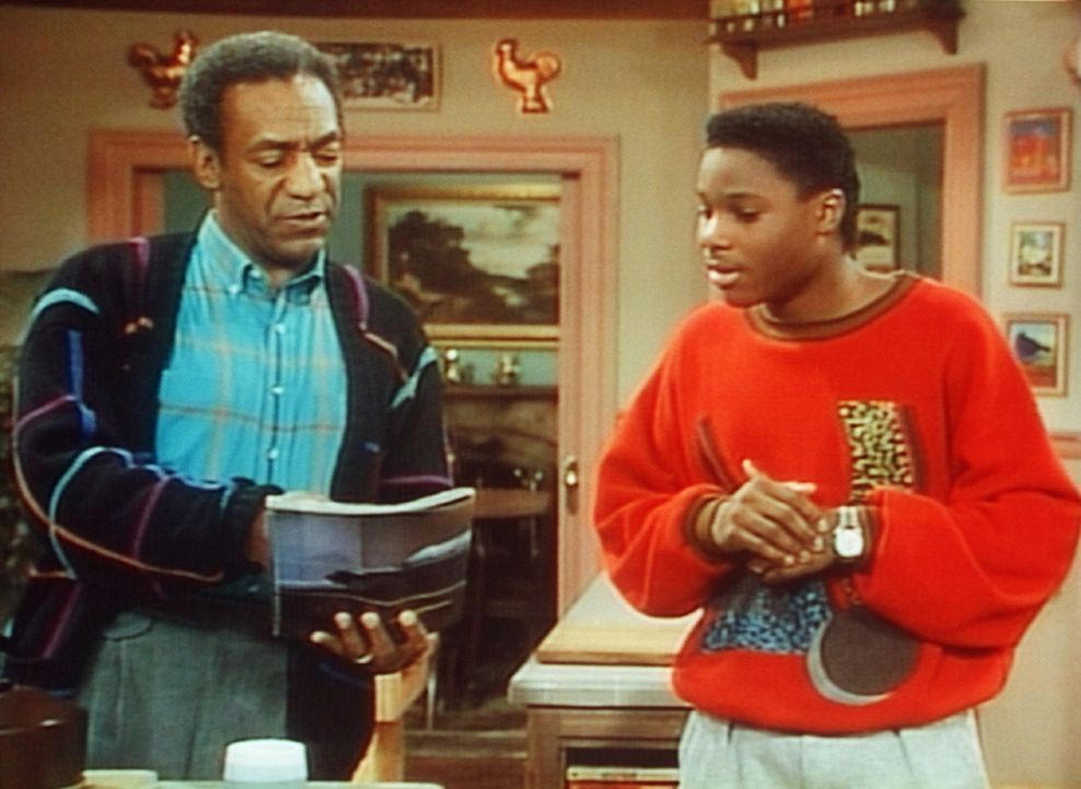 Theo (Malcolm-Jamal Warner, r.) zeigt seinem Vater Cliff (Bill Cosby, l.), welches Auto er sich gern anschaffen würde. - Bildquelle: Viacom