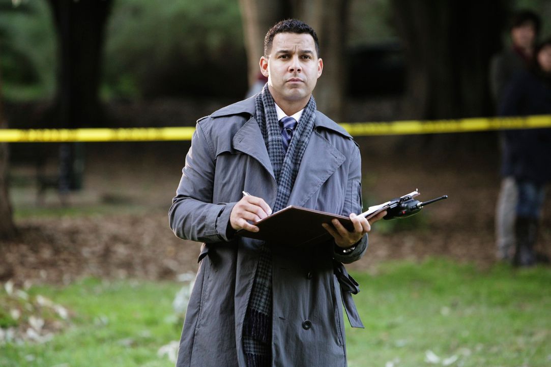 Javier Esposito (Jon Huertas) nimmt den Fundort der Leiche genau unter die Lupe. - Bildquelle: ABC Studios