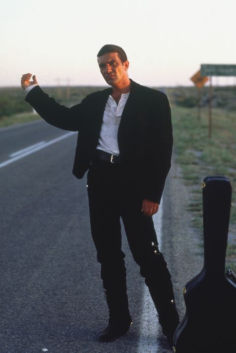 Der mysteriöse Gitarrenspieler "El Mariachi" (Antonio Banderas) zieht durchs Land, um jenen Mann zu finden, der einst seine große Liebe erschoss u... - Bildquelle: Columbia Pictures