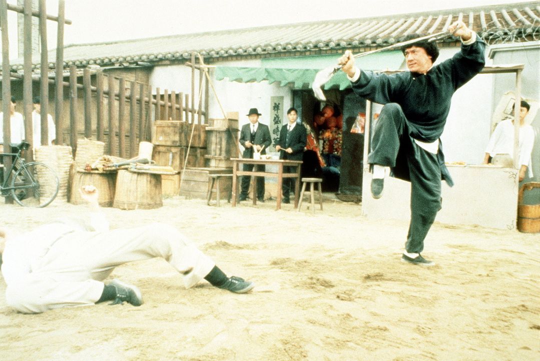 Die Kunstschmuggler merken schnell, dass sie sich diesmal mit dem Falschen angelegt haben: Wong Fei-Hong (Jackie Chan, r.) haut die Gangster um ... - Bildquelle: Miramax Films