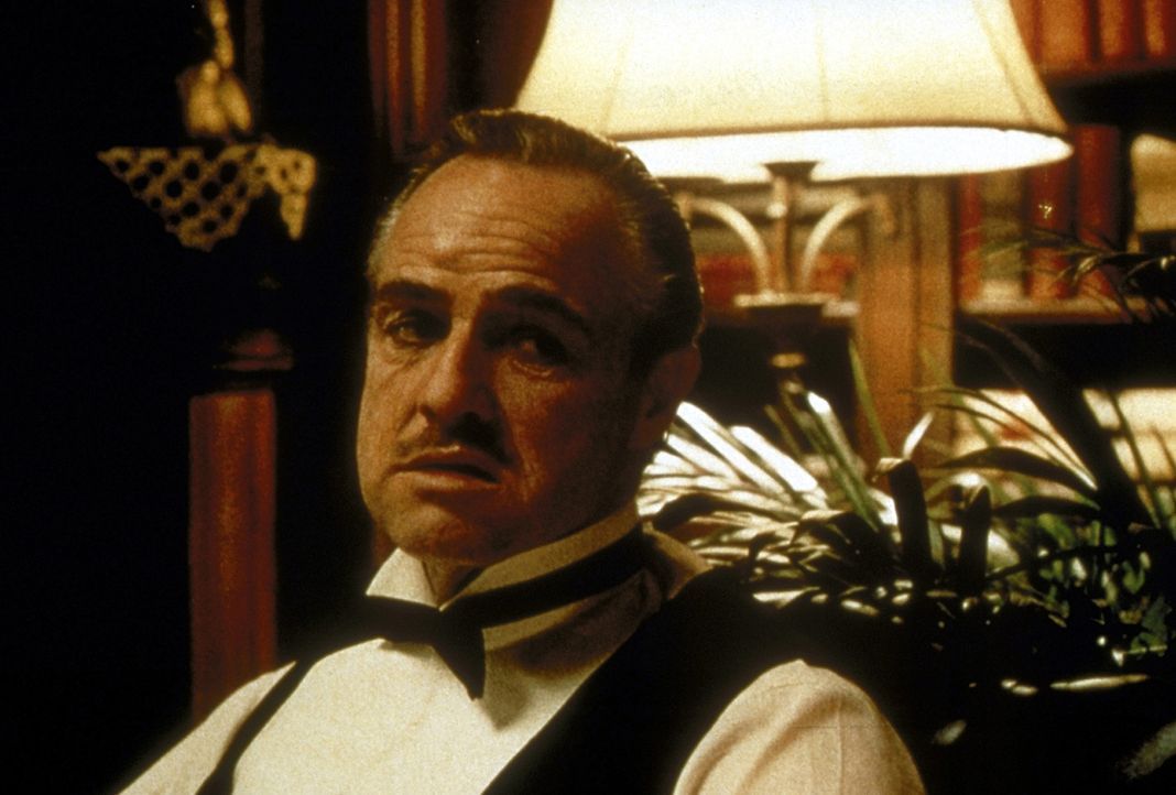 Der Pate Don Vito Corleone (Marlon Brando) ist ein Monument der Macht, der niemandem seine Unterstützung verweigert. Allerdings verlangt er dafür... - Bildquelle: Paramount Pictures