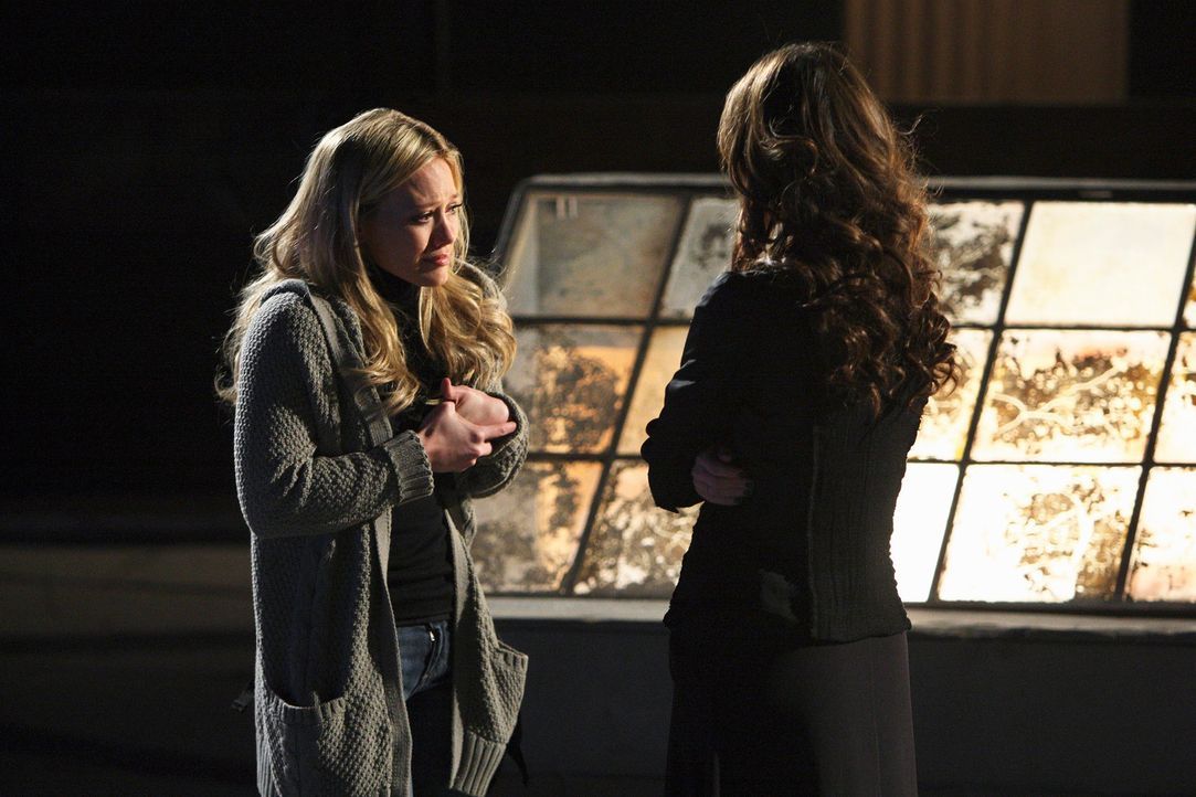 Morgan (Hilary Duff, l.) bittet Melinda (Jennifer Love Hewitt, r.) um Hilfe ... - Bildquelle: ABC Studios