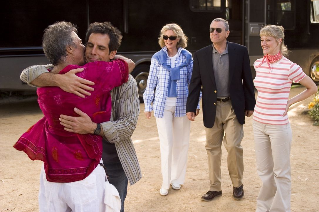 Pam (Teri Polo, r.) und Greg (Ben Stiller, 2.v.l.) machen sich zusammen mit Pams Eltern (Robert De Niro, 2.v.r., Blythe Danner, 3.v.r.) auf den Weg... - Bildquelle: DreamWorks SKG