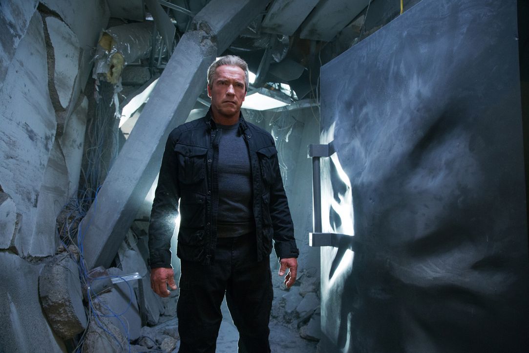 Der Terminator (Arnold Schwarzenegger) ist darauf programmiert, Sarah vor Gefahren zu beschützen. Knallhart setzt er sich in jedem Kampf durch ... - Bildquelle: © 2015 PARAMOUNT PICTURES. ALL RIGHTS RESERVED.