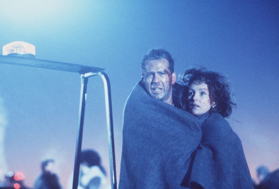 Ein Weihnachtsfeuerwerk der anderen Art: McClane (Bruce Willis, l.) und seine Frau Holly (Bonnie Bedelia, r.) können sich nun endlich dem Weihnachts... - Bildquelle: 1990 Twentieth Century Fox Film Corporation.  All rights reserved.
