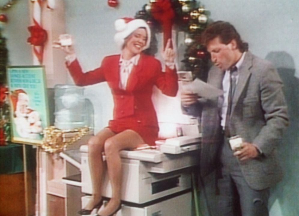 Marcy (Amanda Bearse, l.) ist auf der Weihnachtsfeier ihrer Firma so betrunken, dass sie ihr Hinterteil vom Fotokopierer ablichten lässt. - Bildquelle: Columbia Pictures