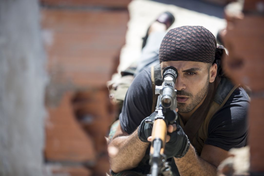 Der überaus erfolgreiche US-Sniper Chris Kyle liefert sich ein Duell mit Mustafa (Sammy Sheik), dem besten Scharfschützen der irakischen Aufständisc... - Bildquelle: 2014 Warner Bros. Entertainment Inc.