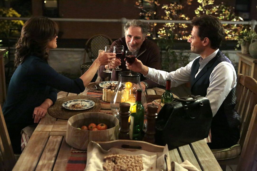 Abe (Judd Hirsch, M.) lädt Henry (Ioan Gruffudd, r.) und Jo (Alana De La Garza, l.) zu einem wunderbaren Abendessen ein. Währenddessen versucht die... - Bildquelle: Warner Brothers