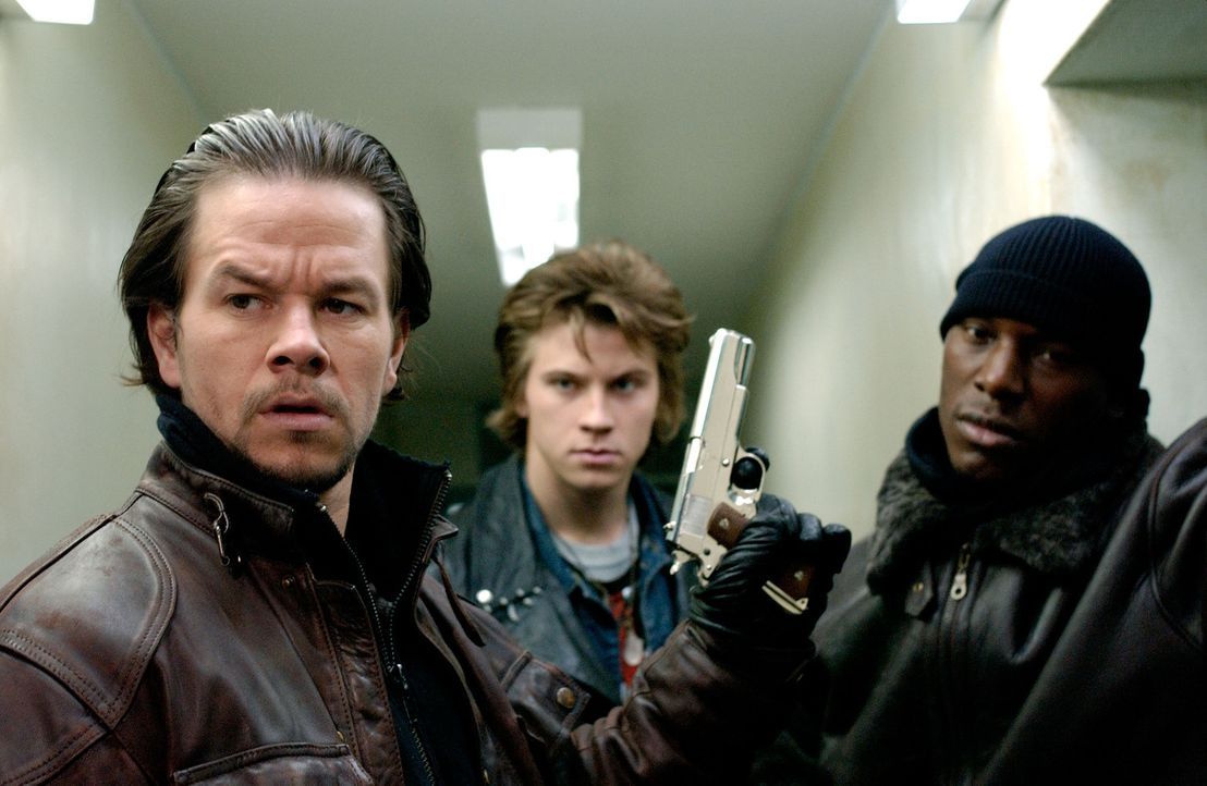 Mit gezogenen Waffen machen sich Bobby (Mark Wahlberg, l.), Jack (Garrett Hedlund, M.) und Angel (Tyrese Gibson, r.) auf die Suche nach den Mördern... - Bildquelle: TM &   2006 Paramount Pictures. All Rights Reserved.
