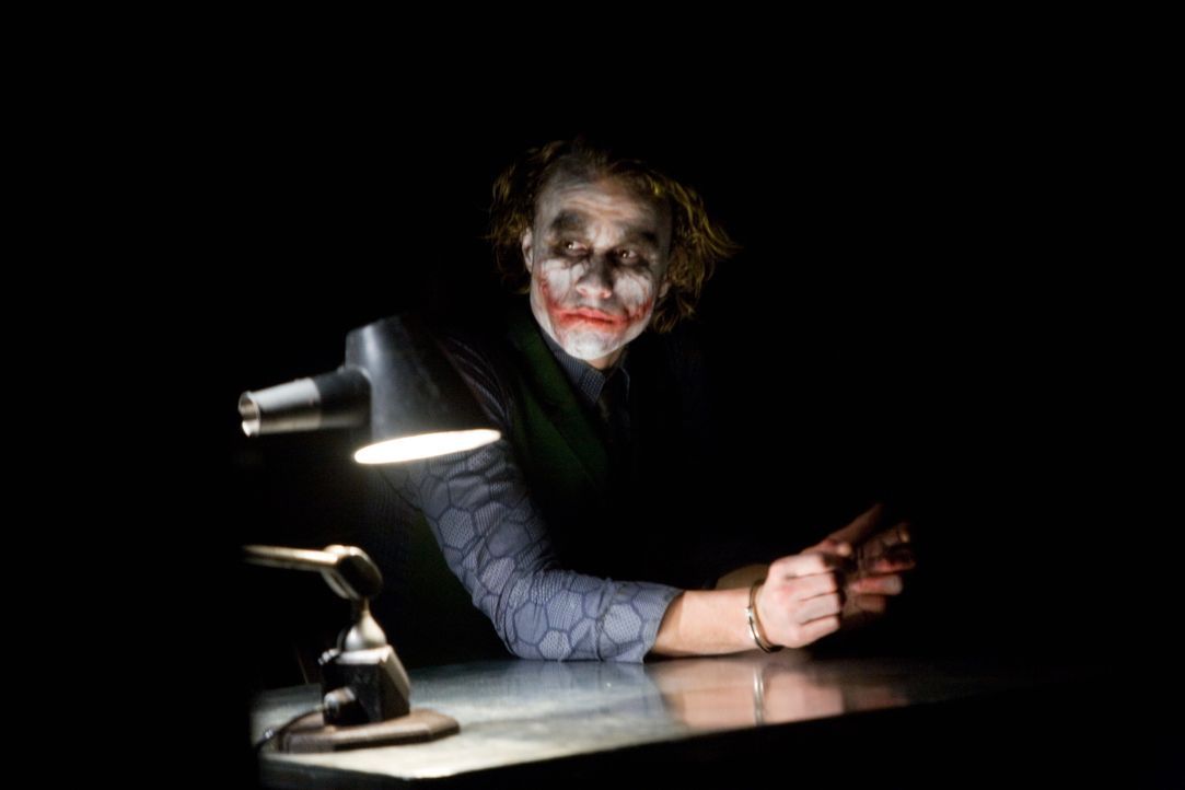 Hat ein mörderisches Ass im Ärmel: derJoker (Heath Ledger) ... - Bildquelle: © Warner Bros.