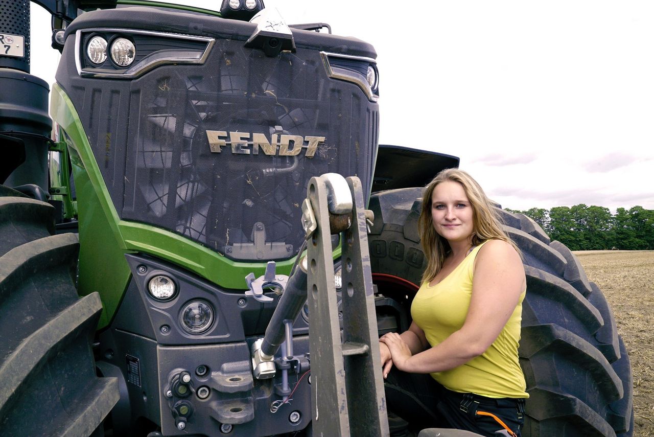 Nackt auf traktor frau Deutsches Bauernpaar