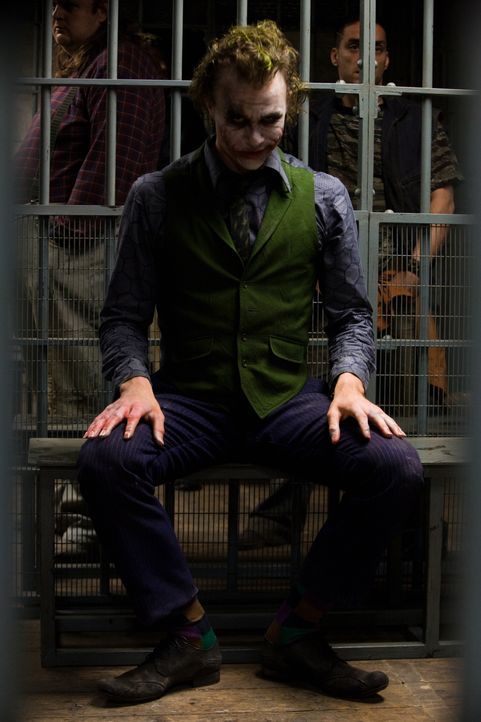 Endlich ist es gelungen, den Joker (Heath Ledger) gefangen zu nehmen. Doch dann erfährt Batman, dass der einfallsreiche Bösewicht Staatsanwalt Dent... - Bildquelle: © Warner Bros.