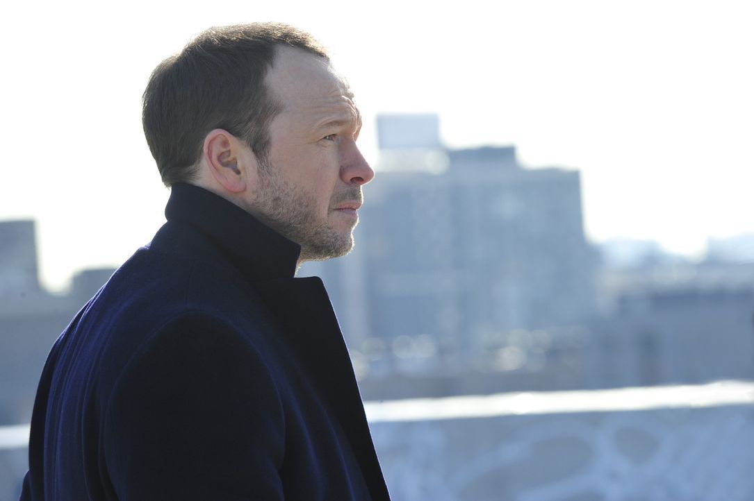 Während Danny (Donnie Wahlberg) einen Marine-Veteranen ausfindig machen muss, der durch das PTSD-Syndrom kurz vor dem Kontrollverlust steht, fordert... - Bildquelle: 2013 CBS Broadcasting Inc. All Rights Reserved.