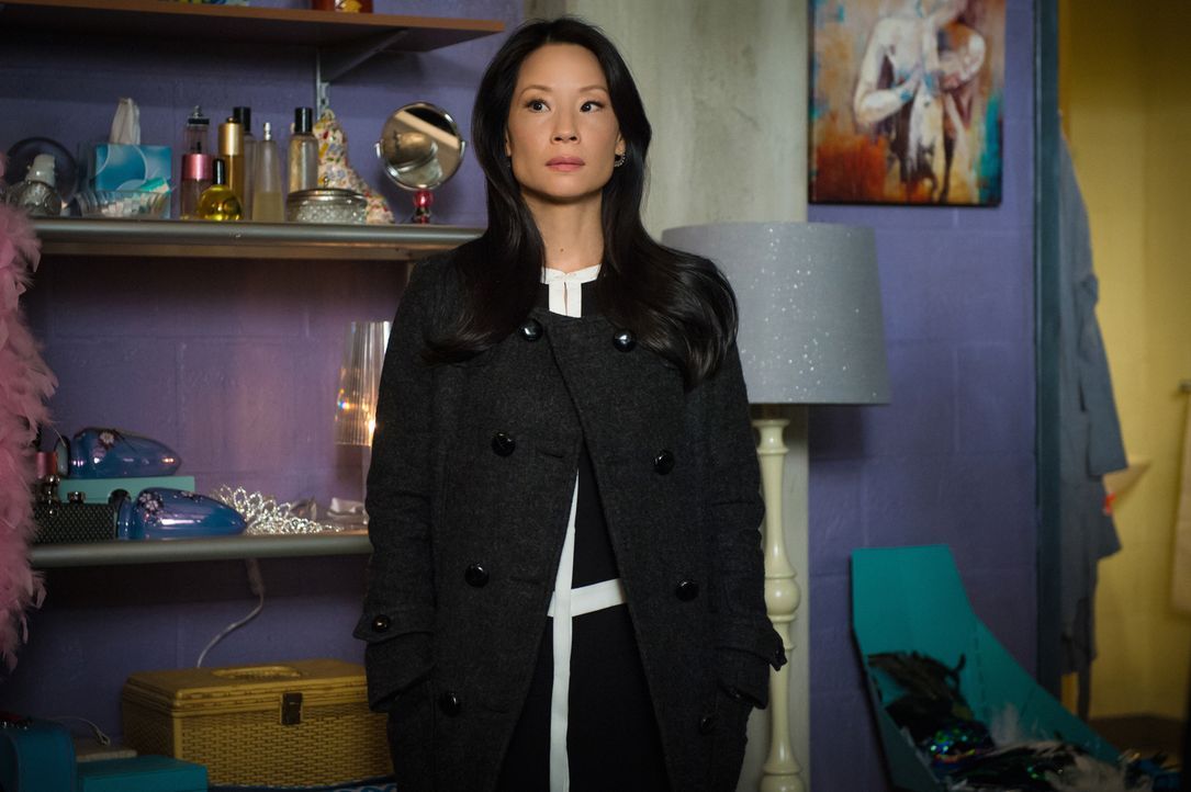 In der Garderobe der Primaballerina Iris Lanzer sucht Dr. Watson (Lucy Liu) nach Hinweisen auf einen möglichen Tatverdacht ... - Bildquelle: CBS Television