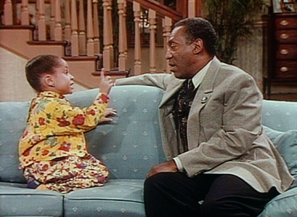 Oliva (Raven Symone, l.) klärt Cliff (Bill Cosby, r.) wieder einmal über das Leben auf. - Bildquelle: Viacom