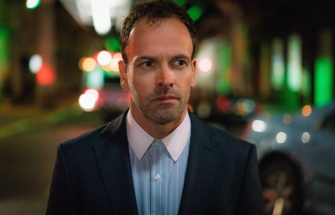 Ist auf der Jagd nach einem Computerhacker, der drei Menschen auf dem Gewissen hat: Holmes (Jonny Lee Miller) ... - Bildquelle: Michael Parmelee 2015 CBS Broadcasting Inc. All Rights Reserved.