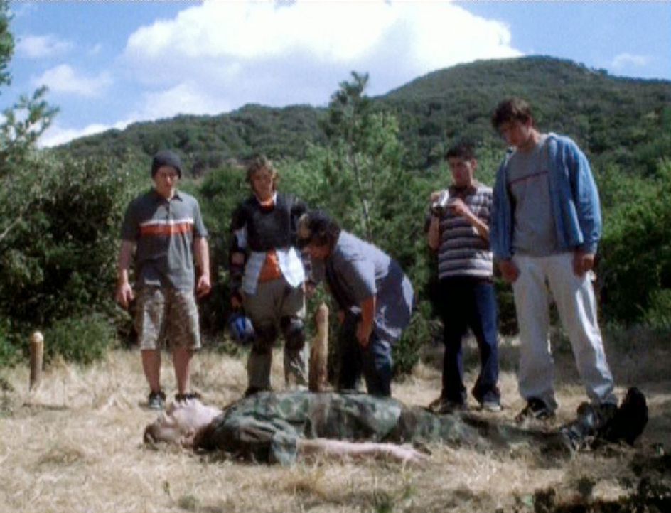 Der Marine Sgt. Thomas Grimm (Kevin Sizemore, liegend) wird, scheinbar von einem Baumstumpf durchbohrt, von ein paar Jugendlichen gefunden... - Bildquelle: CBS Television