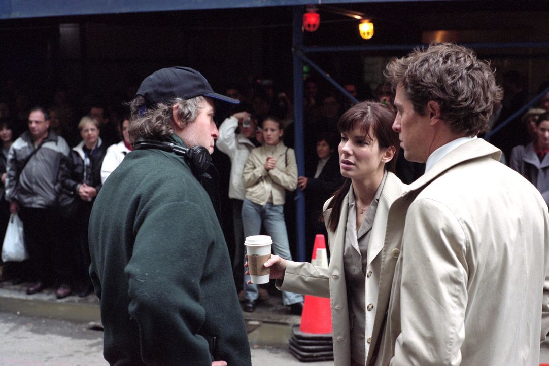Dreharbeiten mit Hugh Grant, r. und Sandra Bullock, M. - Bildquelle: Warner Bros.