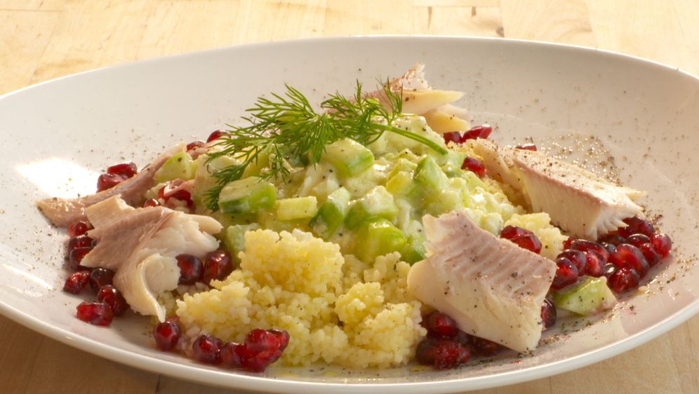 Couscous mit Limetten-Granatapfel-Dressing und Räucherforelle