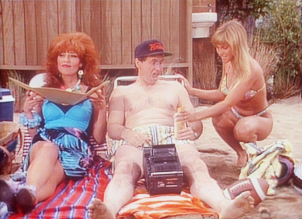 Obwohl er mit Peggy (Katey Sagal, l.) am Strand ist, lässt Al (Ed O'Neill, M.) keine Gelegenheit aus, mit anderen Frauen zu flirten. - Bildquelle: Columbia Pictures
