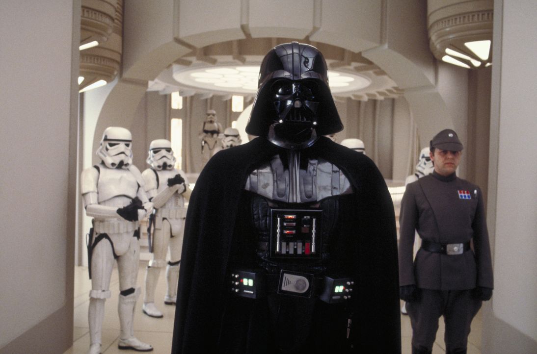 Schon bald muss Luke Skywalker im Duell der Laserschwerter gegen Darth Vader (David Prowse, vorne) antreten ... - Bildquelle: TM & © 2015 Lucasfilm Ltd. All rights reserved. Used under authorization.