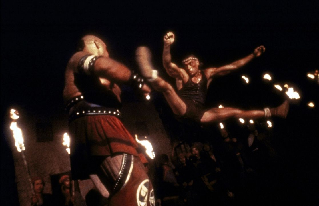 Chris Dubois (Jean-Claude van Damme, r.) muss bei dem legendären Kickbox-Turnier in Tibet gegen äußerst brutale Gegner antreten ... - Bildquelle: Universal Pictures