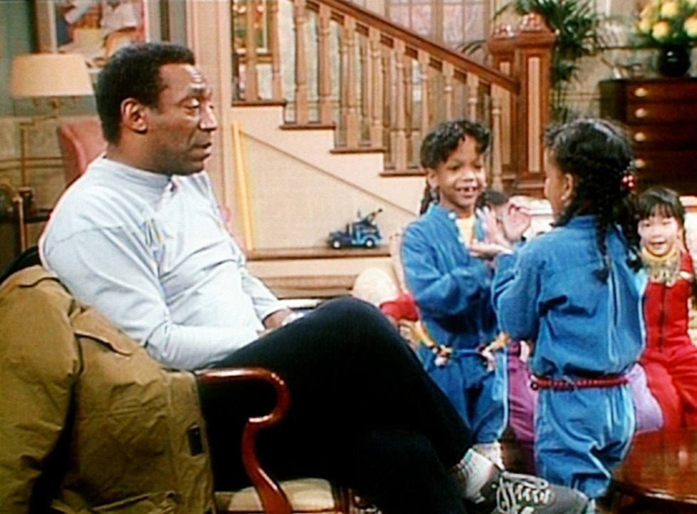 Cliff (Bill Cosby, l.) und die Zwillinge Dana und Kyle (Dana und Kyle Bryant, r.) dürfen bei den Huxtables übernachten. - Bildquelle: Viacom