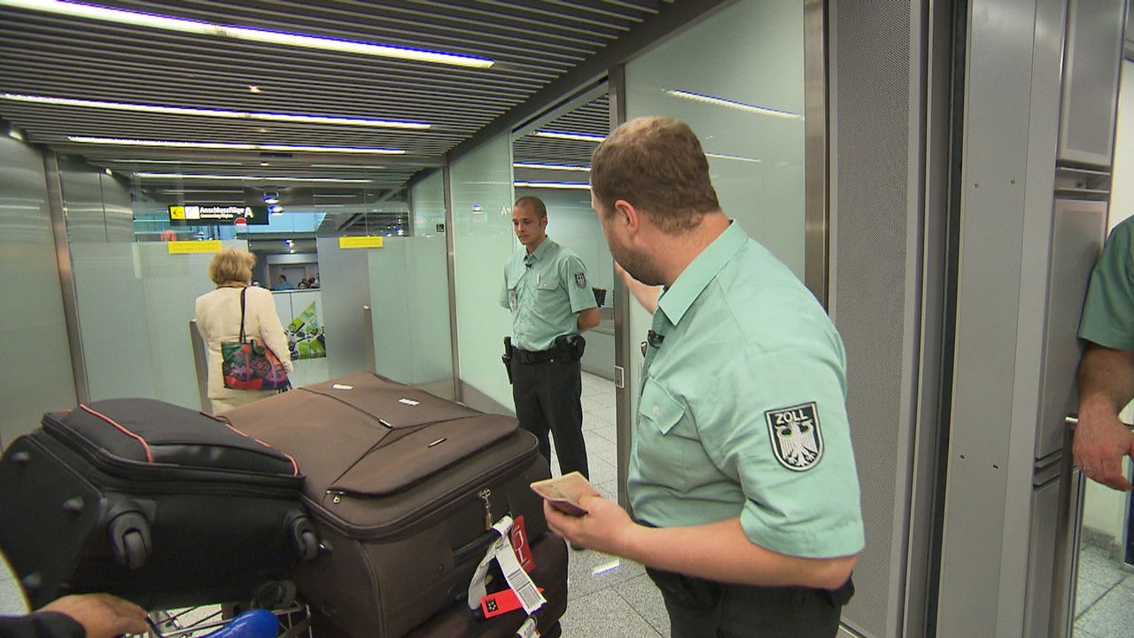 Flughafen Düsseldorf - Drehscheibe zur Welt. Michael Prybusch und Marcel Spreyer vom Zoll haben das Gepäck der ankommenden Passagiere im Visier. - Bildquelle: kabel eins