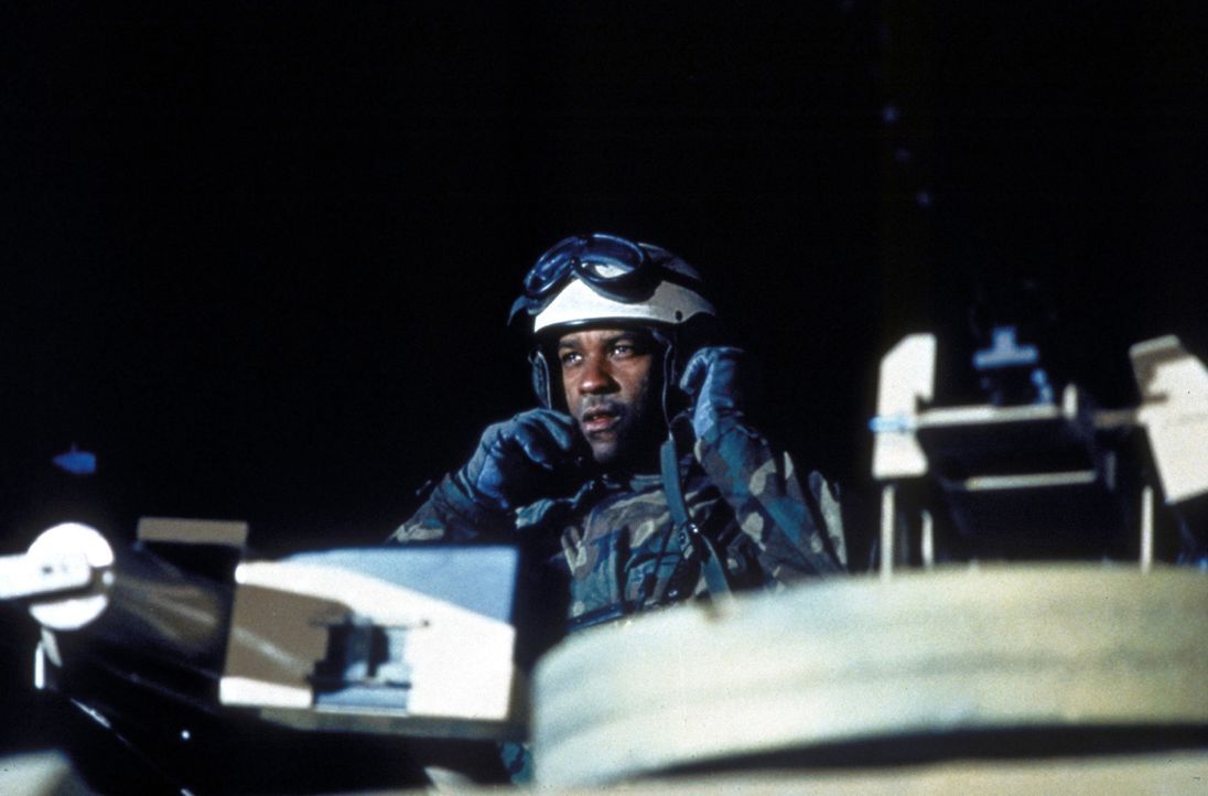 Bei einem nächtlichen Einsatz während des Golfkrieges gibt Leutnant Serling (Denzel Washington) einen verhängnisvollen Befehl ... - Bildquelle: Twentieth Century-Fox Film Corporation