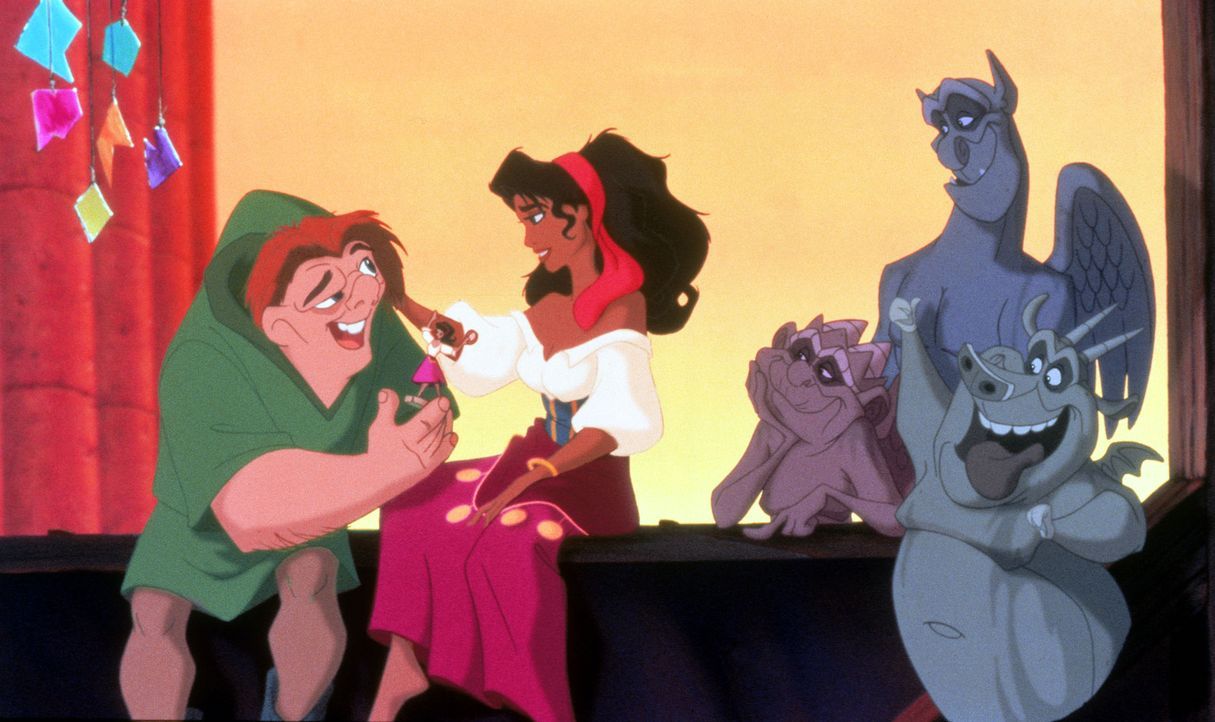 Zunächst kann Quasimodo gar nicht glauben, dass sich die wunderschöne Esmeralda ausgerechnet mit ihm anfreundet. Gemeinsam mit den Chimären machen s... - Bildquelle: The Walt Disney Company