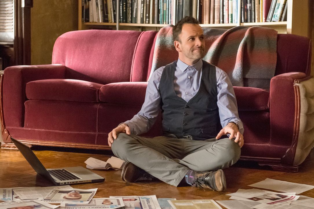 Taucht tief in die Recherche zum Mordfall Barry Granger ein: Sherlock Holmes (Jonny Lee Miller), der jeden Zeitungsartikel über Granger und seine Er... - Bildquelle: Jeff Neumann CBS Television