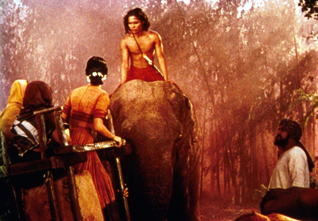 Als der junge Mowgli (Sabu, M.) in sein Heimatdorf zurückkehrt, sind die Dorfbewohner ihm gegenüber sehr skeptisch ... - Bildquelle: United Artists