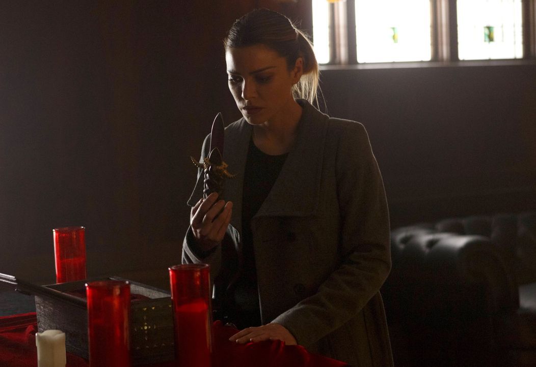 Hinter Chloes (Lauren German) Rücken stellt Lucifer Nachforschungen über sie an. Unterdessen führen Maze und Amenadiel ein Gespräch über die Zukunft... - Bildquelle: 2016 Warner Brothers