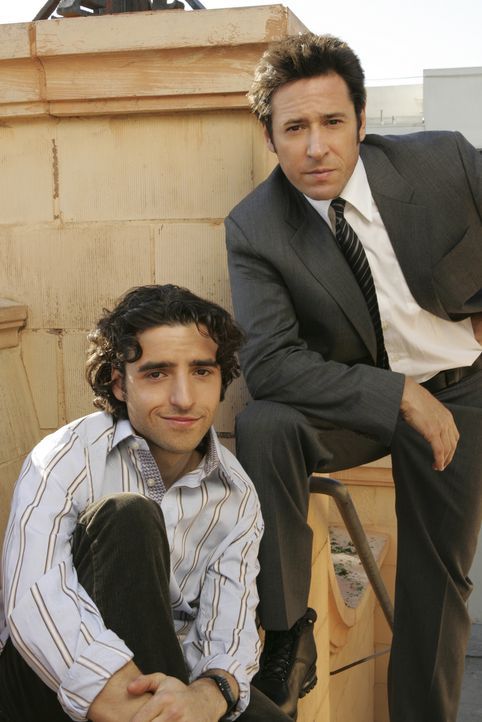(2. Staffel) - FBI-Agent Don Eppes (Rob Morrow, r.) engagiert in schwierigen Fällen seinen Bruder Charlie (David Krumholtz, l.), einen genialen Math... - Bildquelle: Paramount Network Television
