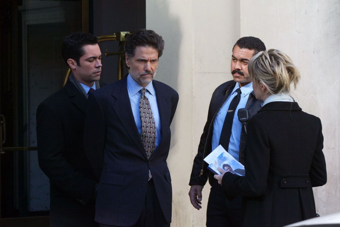 Adam Clarke (Chris Sarandon, 2.v.l.) wird von Det. Lilly Rush (Kathryn Morris, r.) und ihrem Kollegen Det. Scott Valens (Danny Pino, l.) verhaftet. - Bildquelle: Warner Bros. Television