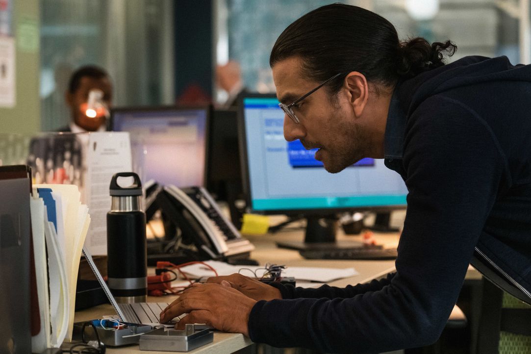 Julian Cousins (Naveen Andrews) - Bildquelle: Jeff Neumann 2018 CBS Broadcasting, Inc. All Rights Reserved / Jeff Neumann
