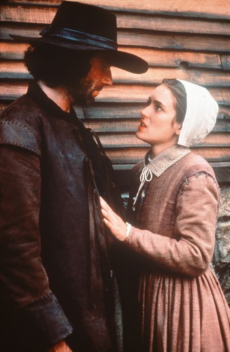 Abigail (Winona Ryder, r.) fleht John Proctor (Daniel Day-Lewis, l.) an, nicht zu seiner Frau zurückzukehren ... - Bildquelle: 20th Century Fox Film Corporation