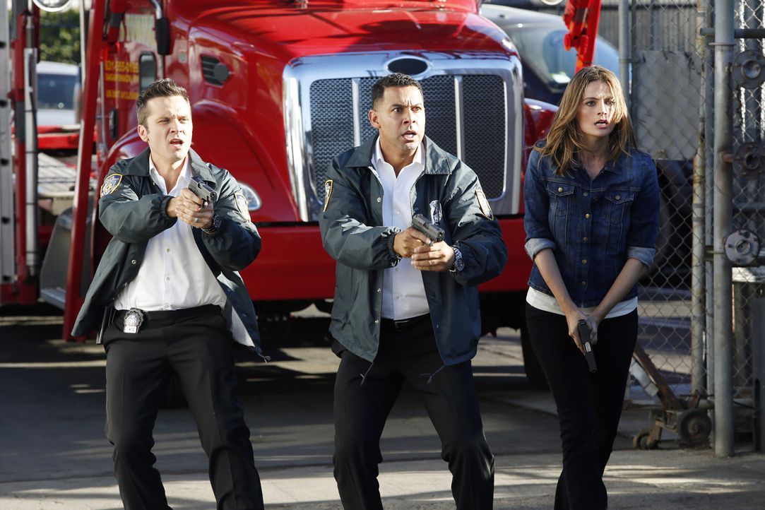 Ryan (Seamus Dever, l.), Esposito (Jon Huertas, M.) und Kate Beckett (Stana Katic, r.) wollen den Mann dingfest machen, der das Auto, in dem der ver... - Bildquelle: Kelsey McNeal ABC Studios