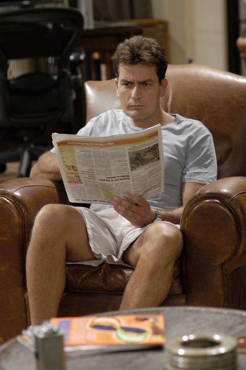Charlie (Charlie Sheen) kann nicht verstehen, dass Berta gegangen ist ... - Bildquelle: Warner Brothers Entertainment Inc.