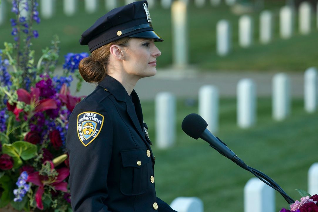 Der Kampf gegen den Auftragskiller Hal Lockwood hat ein Opfer aus den eigenen Reihen gefordert. Kate Beckett (Stana Katic) hält eine Rede zu Ehren i... - Bildquelle: ABC Studios