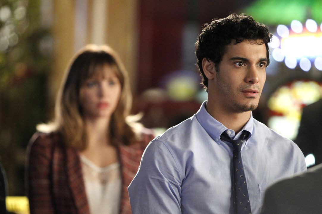 Walter (Elyes Gabel) ist geschockt, als alle Beweise in dem Raubüberfall auf ihn hindeuten ... - Bildquelle: Sonja Flemming 2014 CBS Broadcasting, Inc. All Rights Reserved / Sonja Flemming