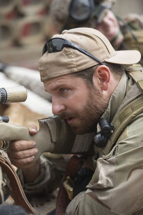 Muss meist blitzschnell die Gefahr identifizieren und einen kühlen Kopf bewahren: Sniper Chris Kyle (Bradley Cooper) entscheidet damit über Leben un... - Bildquelle: 2014 Warner Bros. Entertainment Inc.