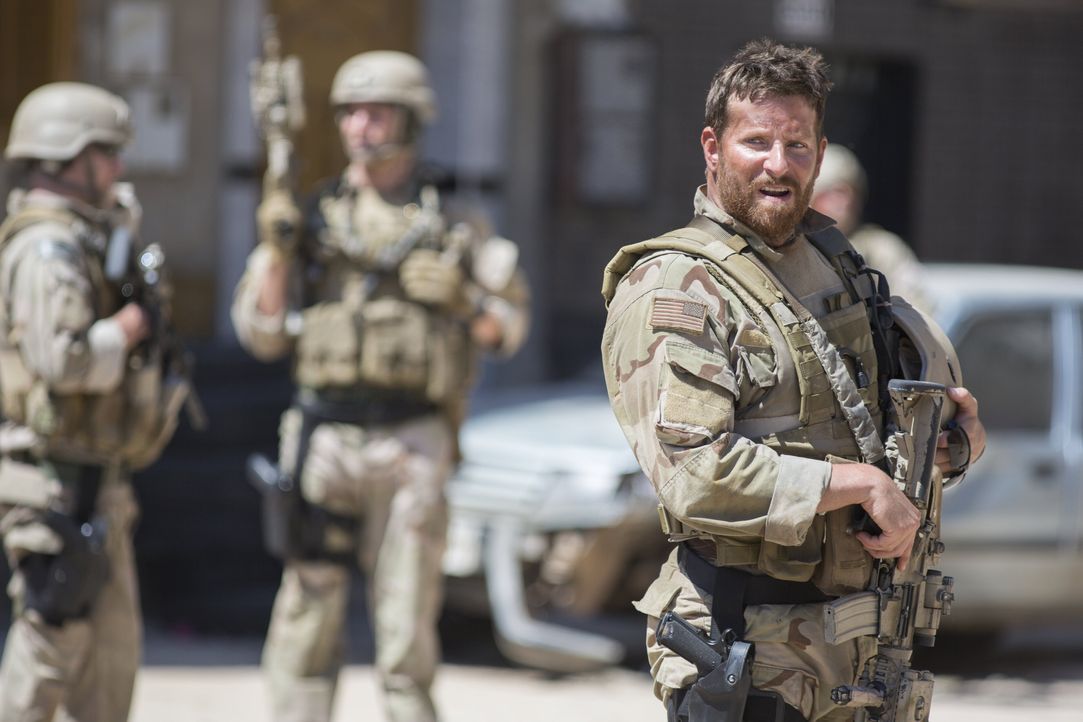 Über 1000 Tage Einsatz im Irak und über 160 tödliche Treffer: Scharfschütze Chris Kyle (Bradley Cooper) ... - Bildquelle: 2014 Warner Bros. Entertainment Inc.