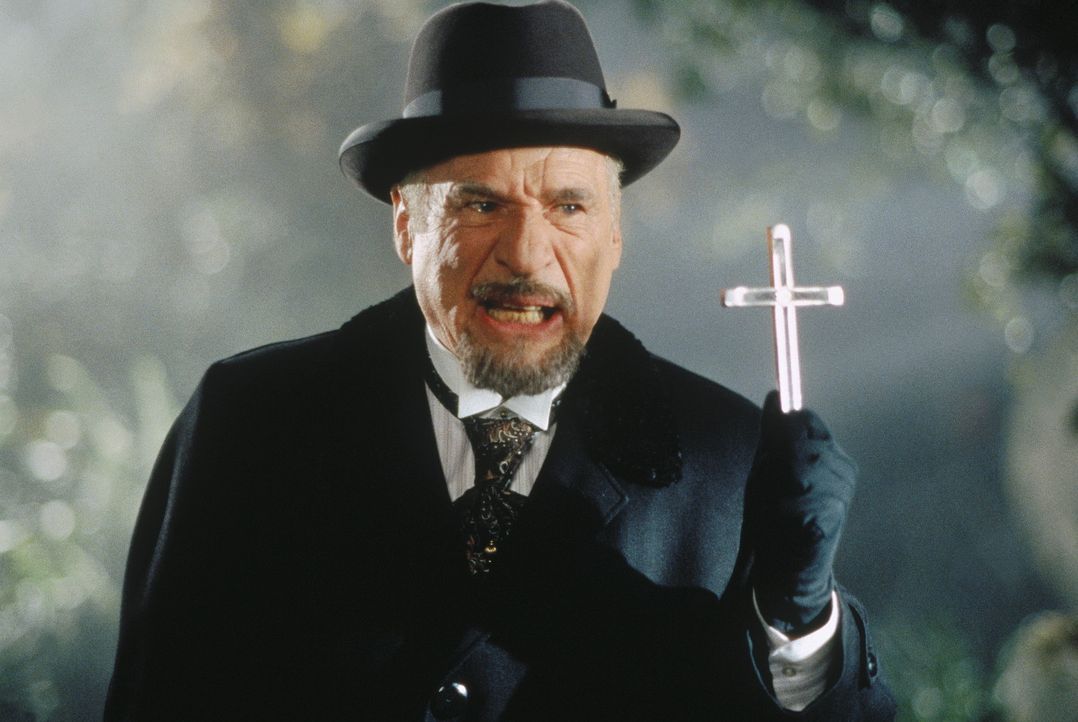 Vampirjäger Prof. Van Helsing (Mel Brooks) mit seiner wichtigsten Waffe ... - Bildquelle: CASTLE ROCK ENTERTAINMENT