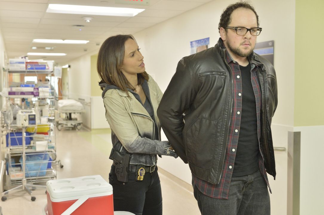 Tess (Nina Lisandrello, l.) muss J.T. (Austin Basis, r.) aus einer brenzligen Situation retten ... - Bildquelle: 2013 The CW Network, LLC. All rights reserved.