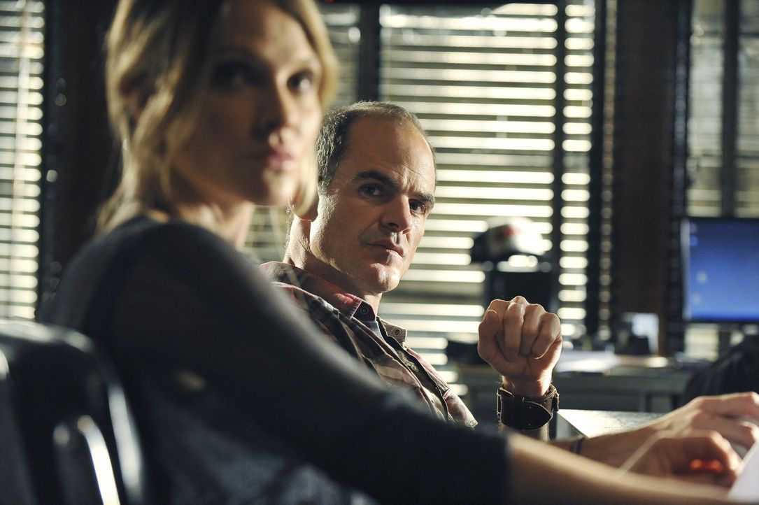 Ein neuer Fall beschäftigt Gina (Beau Garrett, l.) und John (Michael Kelly, r.) ... - Bildquelle: ABC Studios