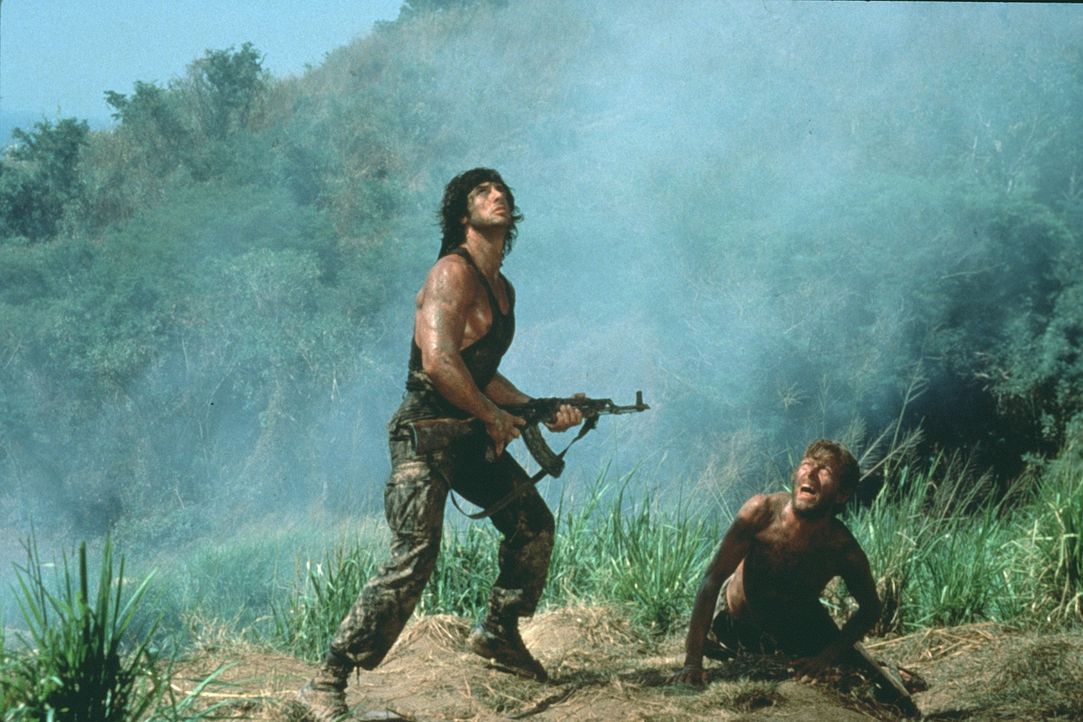 Wieder einmal muss Rambo (Sylvester Stallone, l.) einen riskanten Auftrag übernehmen: Um gefangene US-Soldaten zu befreien, springt Rambo über dem v... - Bildquelle: 1985 STUDIOCANAL. All Rights Reserved.